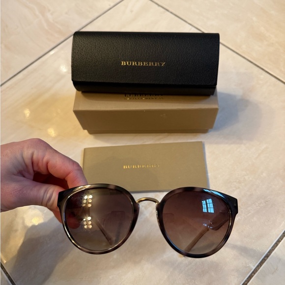 Authentic Burberry sunglasses - Picture 7 of 7